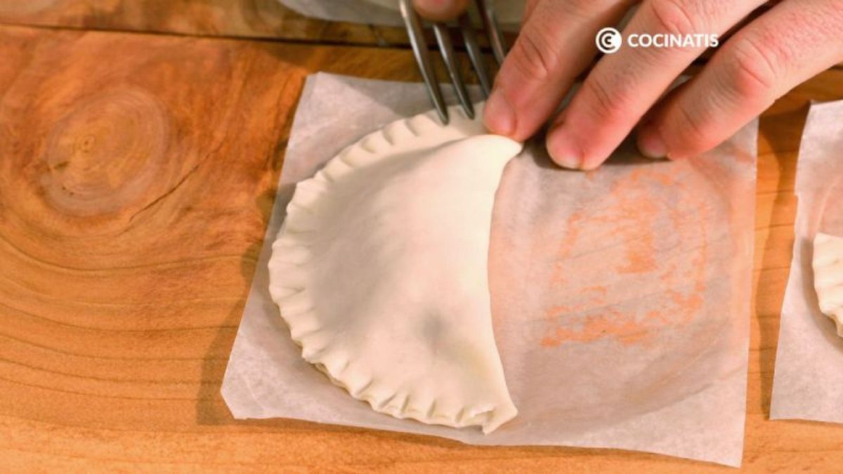 Cerramos las empanadillas con un tenedor
