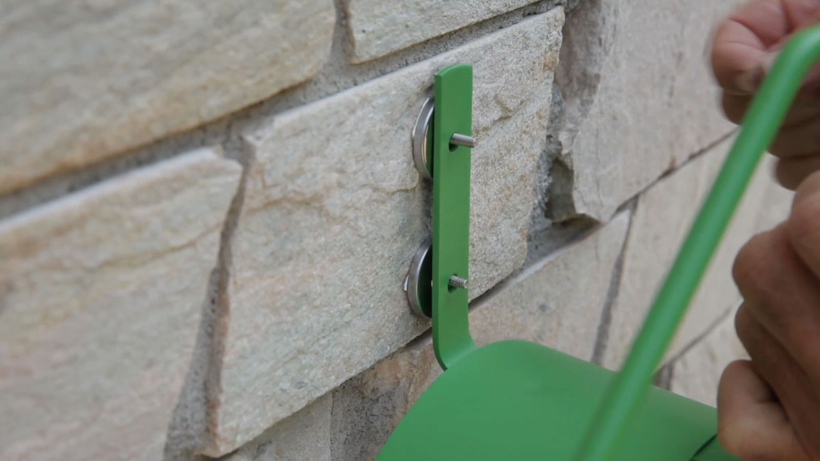 Cómo colocar un tornillo adhesivo paso 6