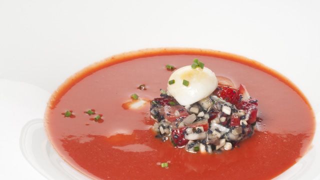 309 2C Salmorejo de fresas y piquillos con su guarnicion v