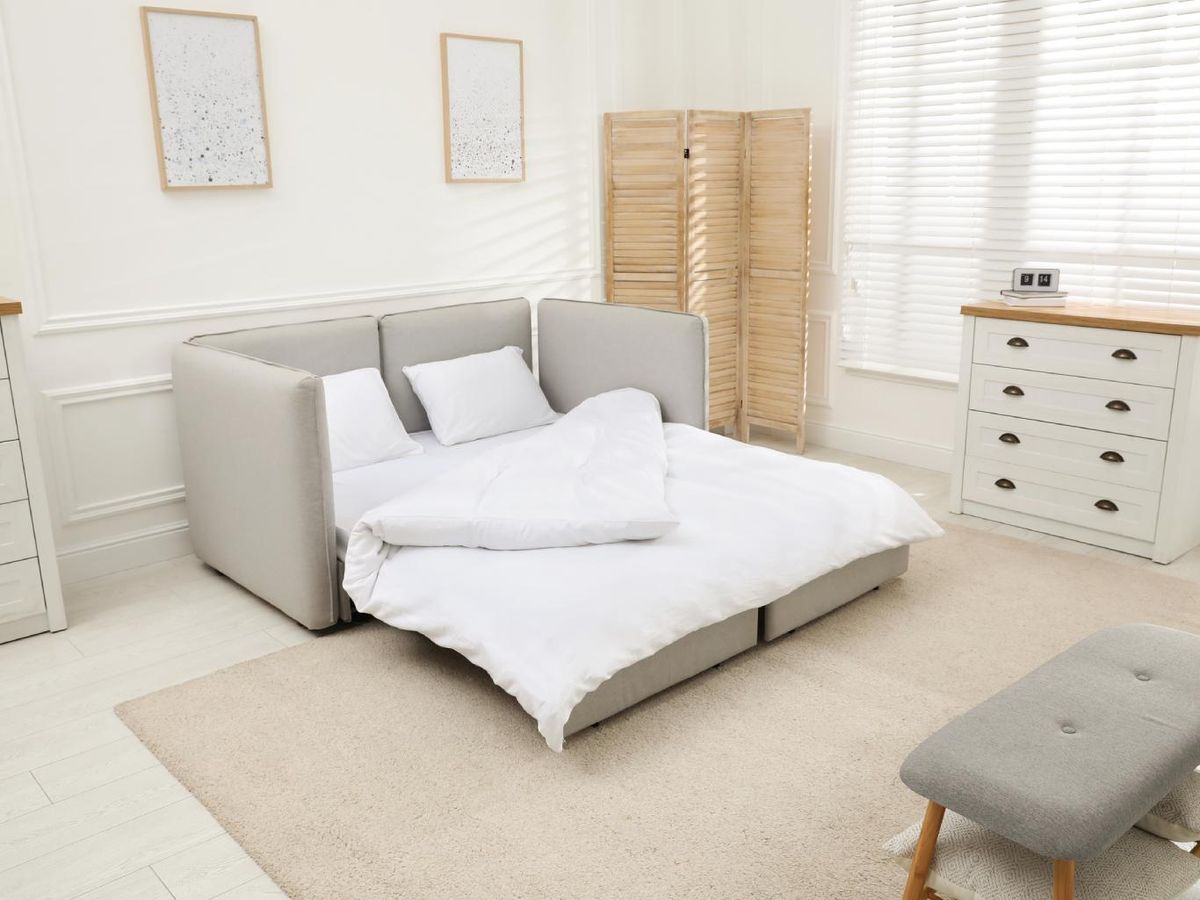 Salón pequeño con sofá cama.