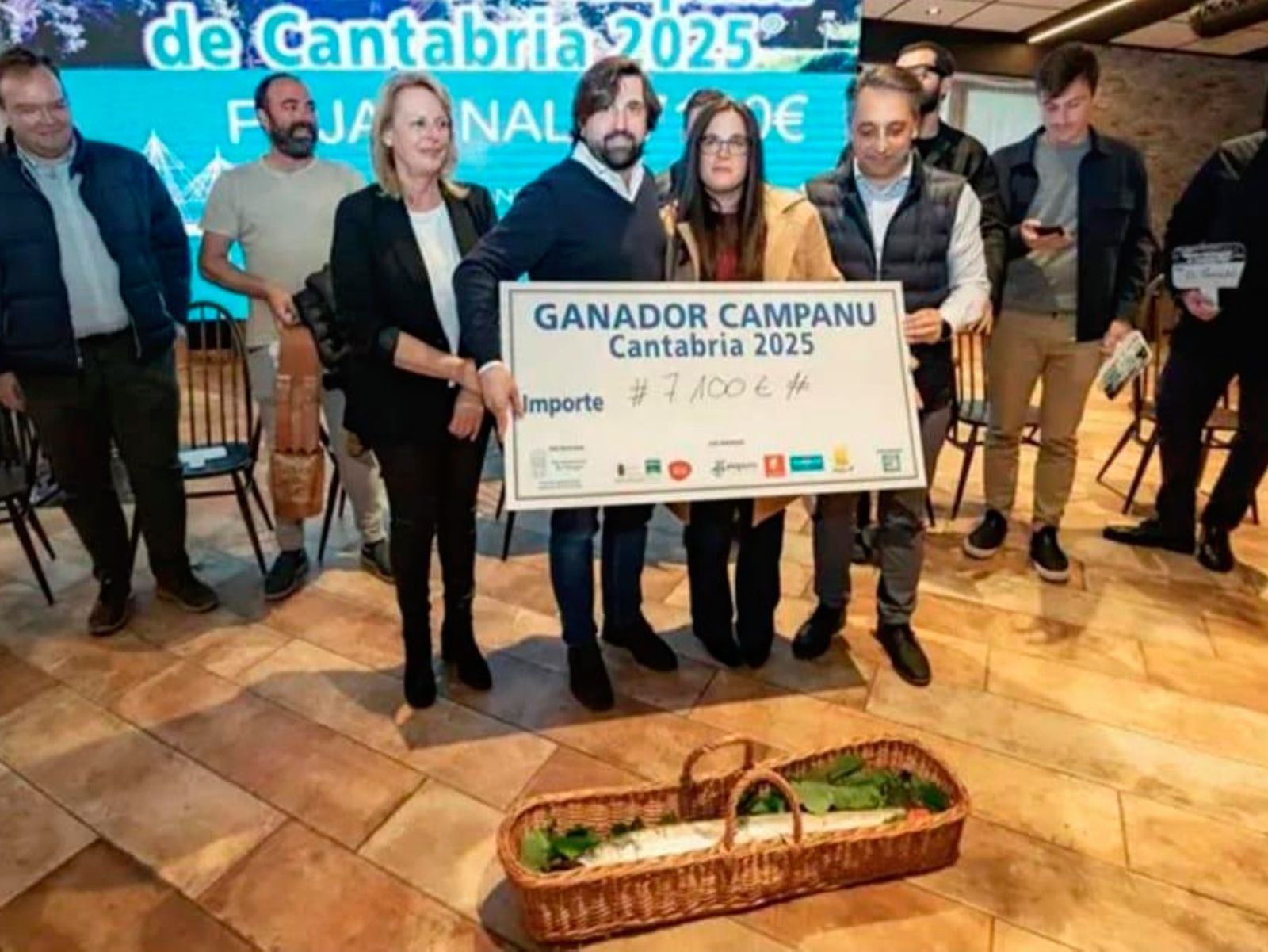 El Bar del Puerto se hizo con el campanu en la subasta por 7.100 euros