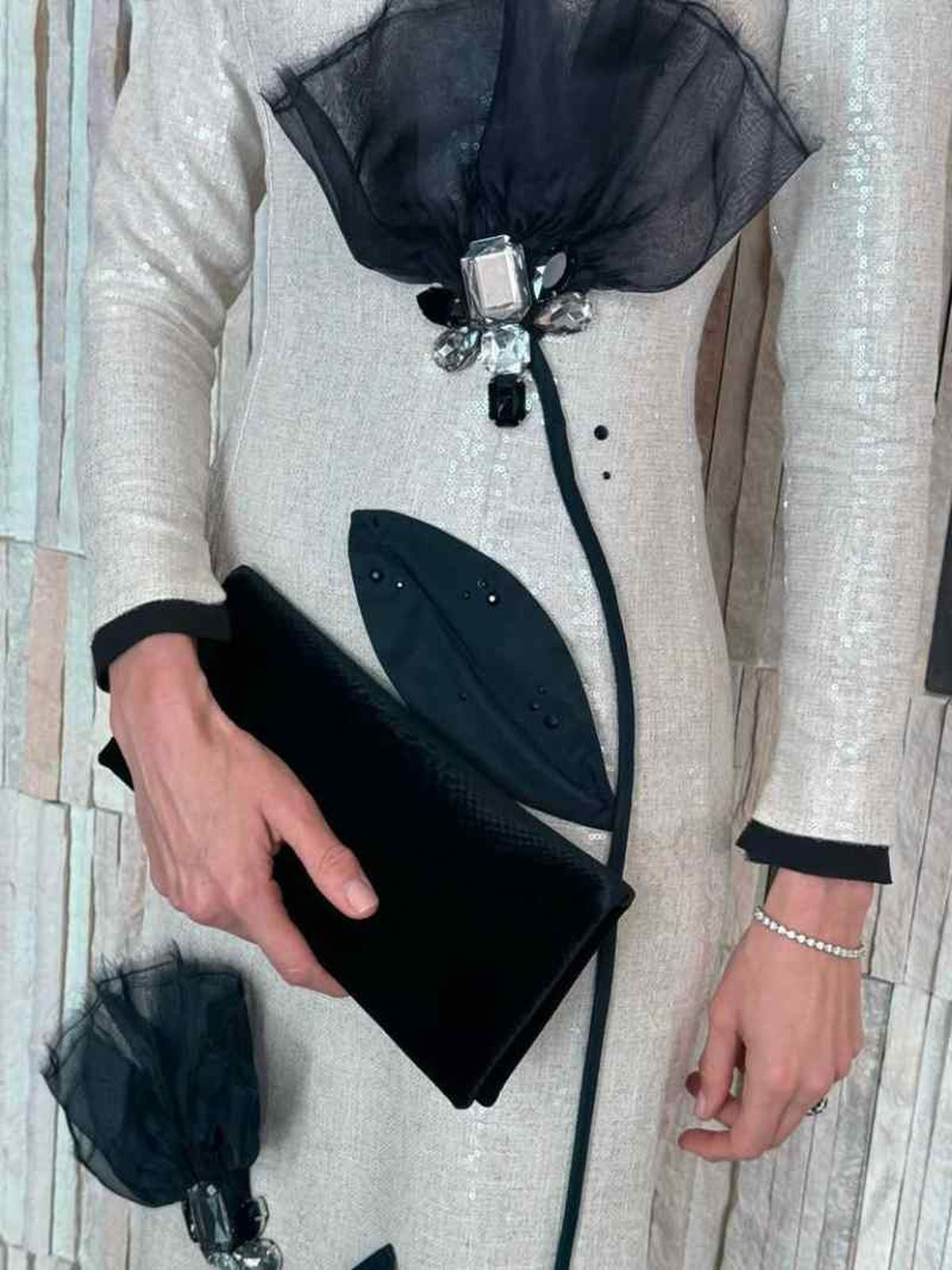 Detalles del vestido y los complementos de Nieves Álvarez