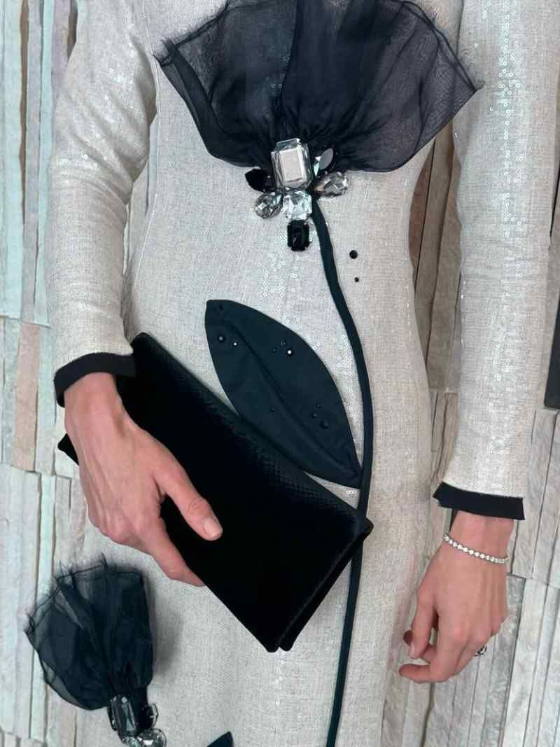 Detalles del vestido y los complementos de Nieves Álvarez