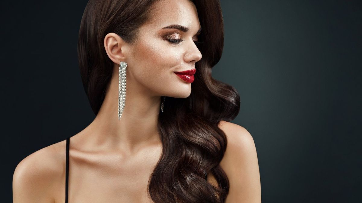 Puedes lucir un pendiente largo para compensar el peinado