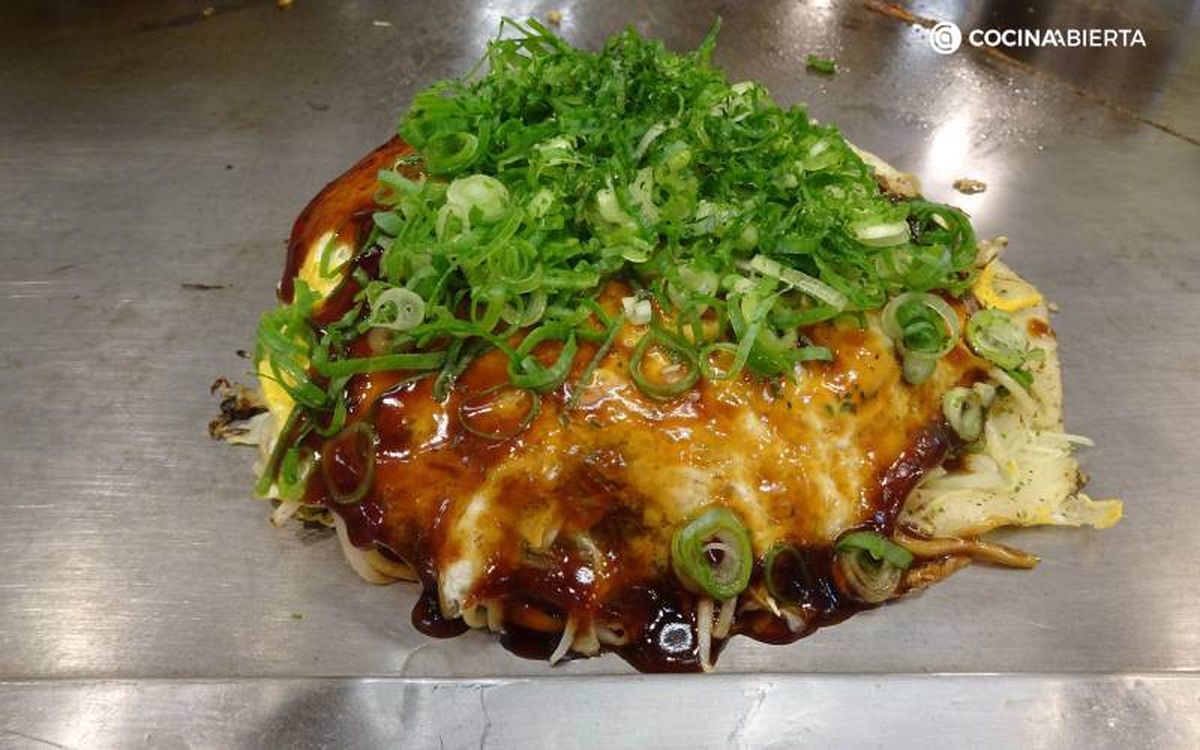 El okonomiyaki es una especie de tortilla con muchos ingredientes