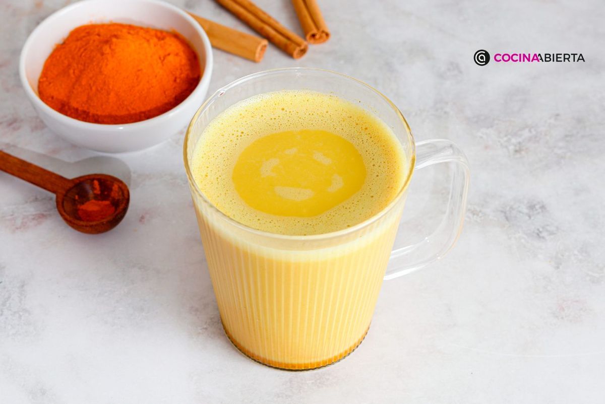 Una bebida saludable con cúrcuma y especias