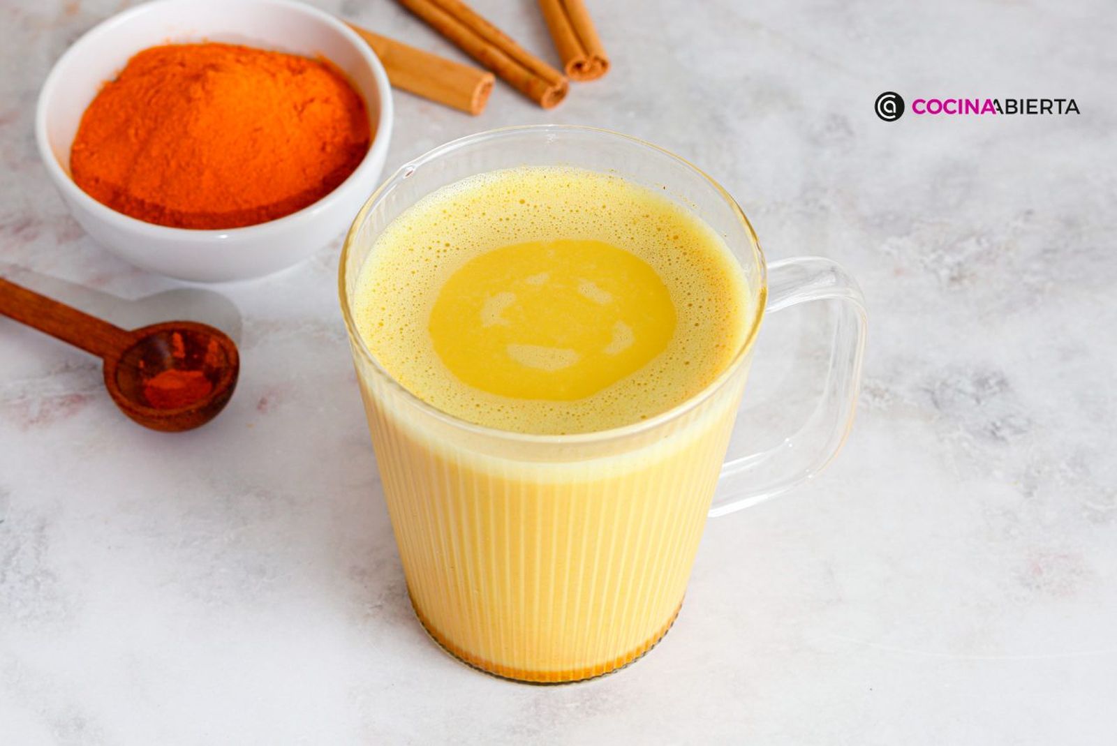 Una bebida saludable con cúrcuma y especias