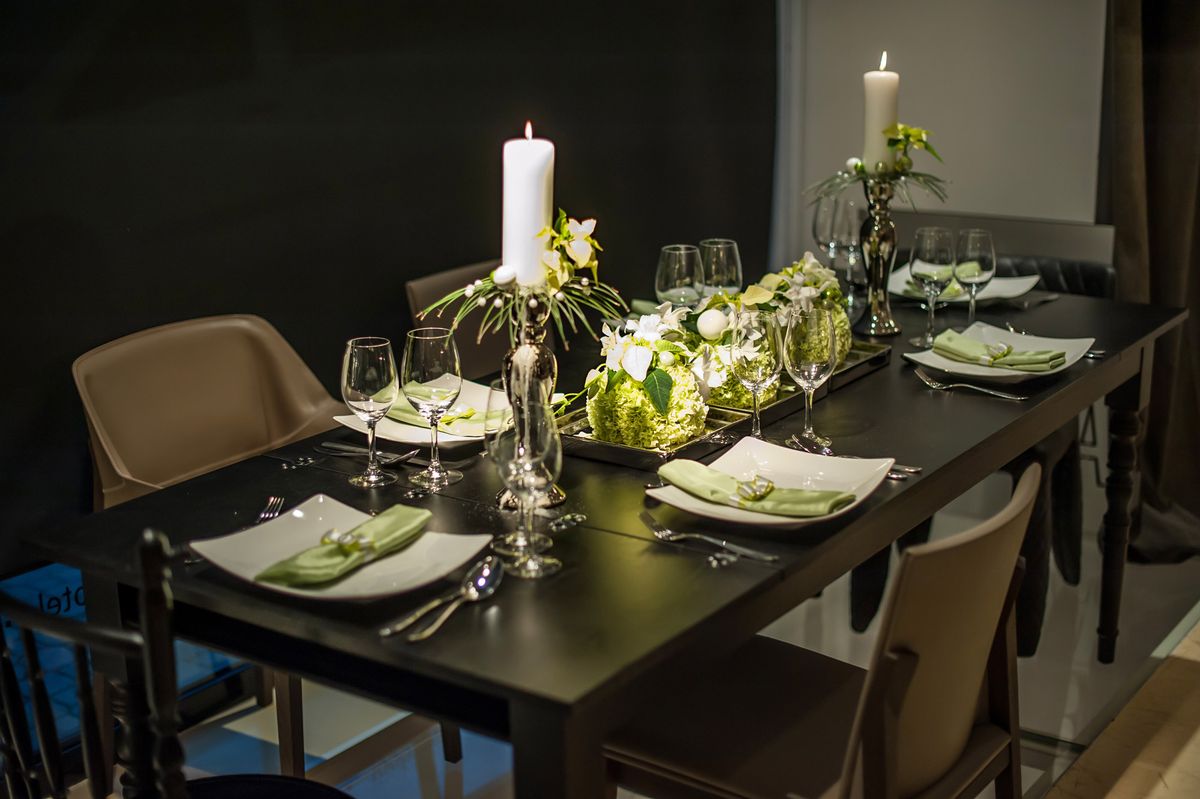 Decoración elegante navideña con flor de pascua 2