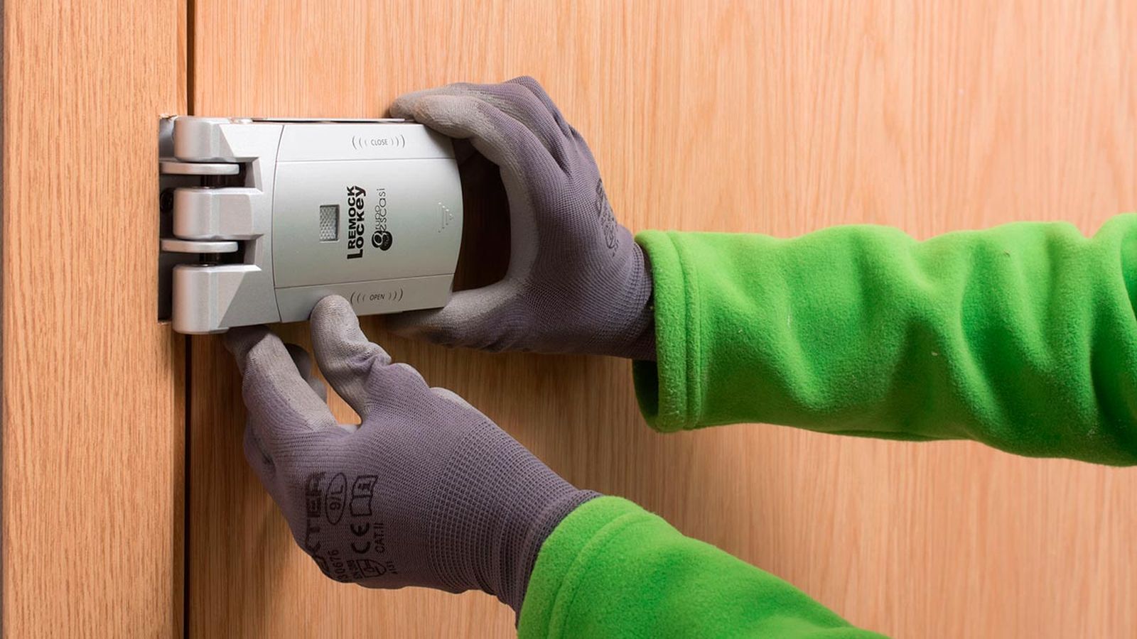 Como colocar una cerradura invisible en la puerta paso 10