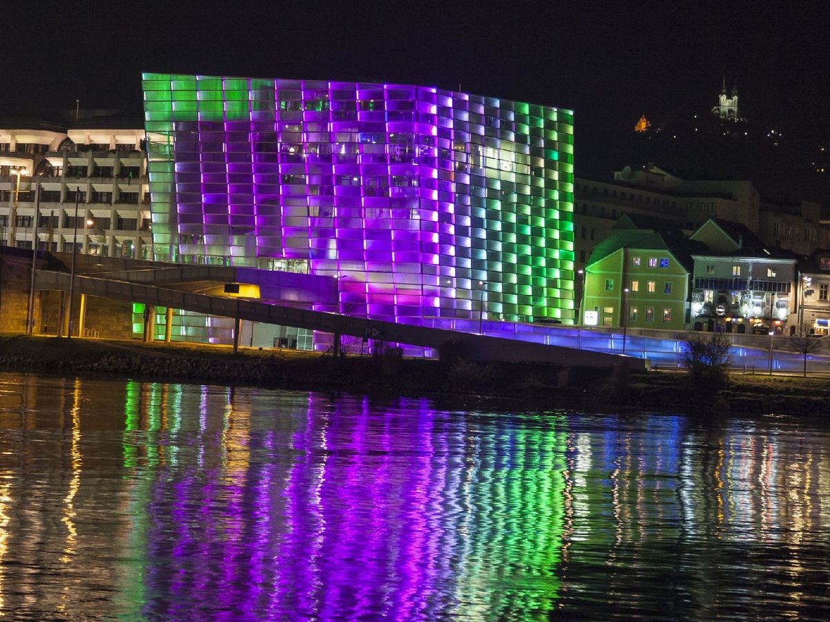 Edificio iluminado en Linz, Austria