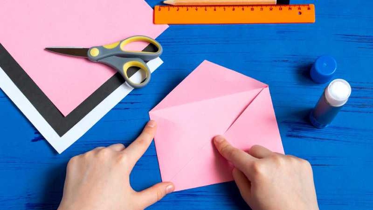 Pega tres puntas con pegamento de barra.