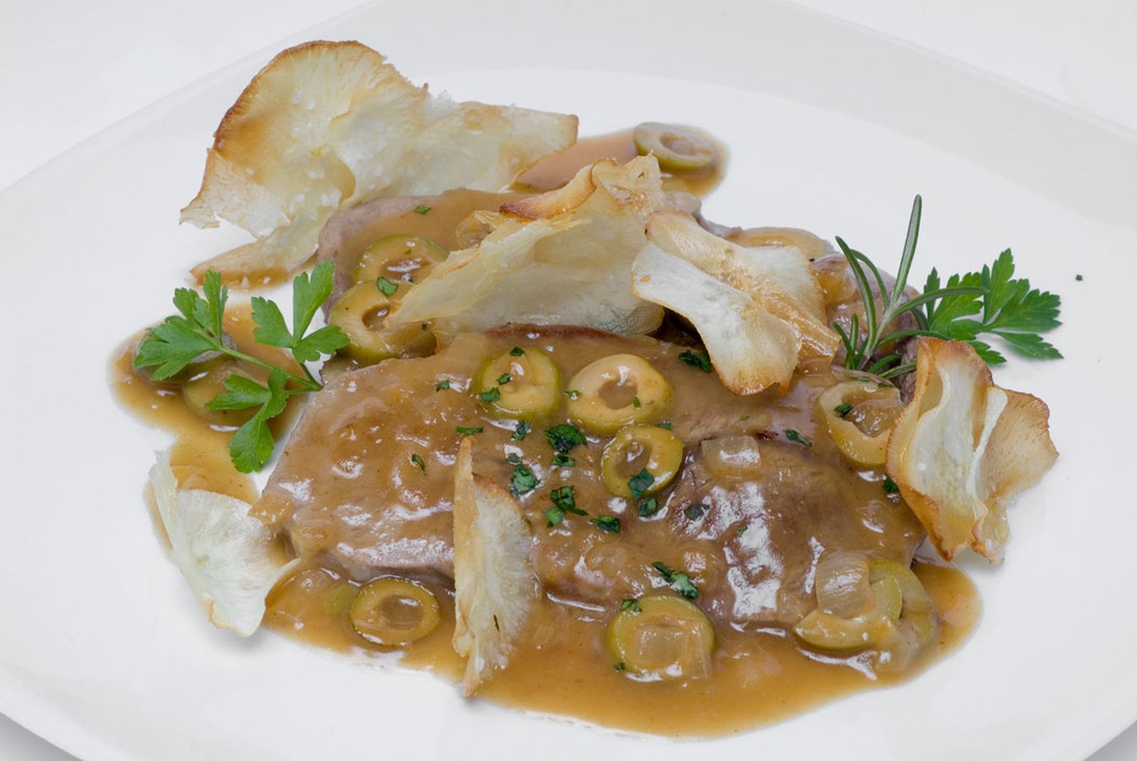 Filetes en salsa con aceitunas verdes