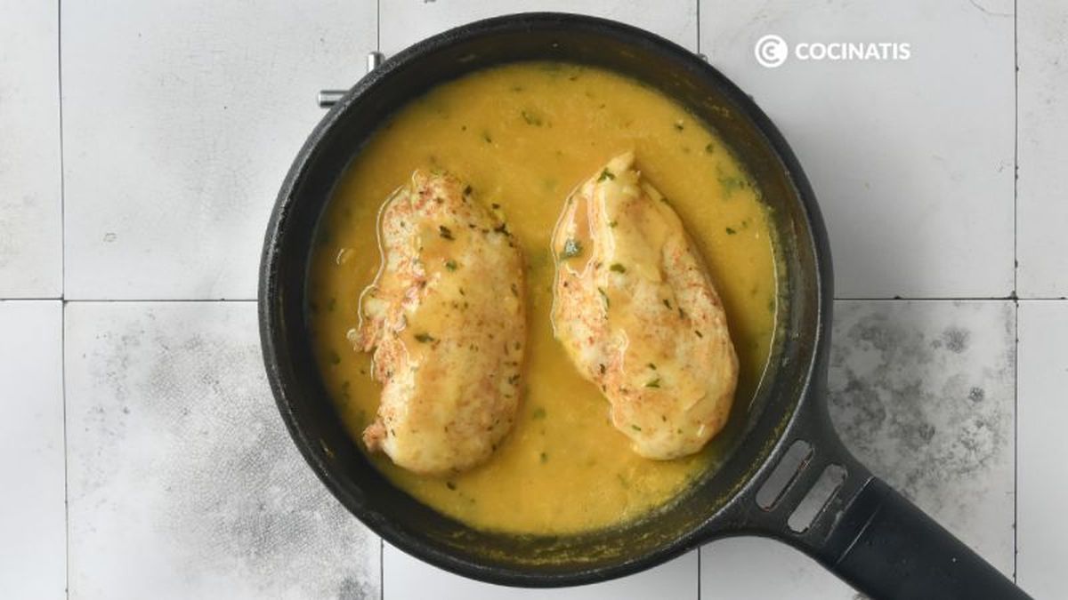 Cocinamos la pechuga de pollo en la salsa de naranja