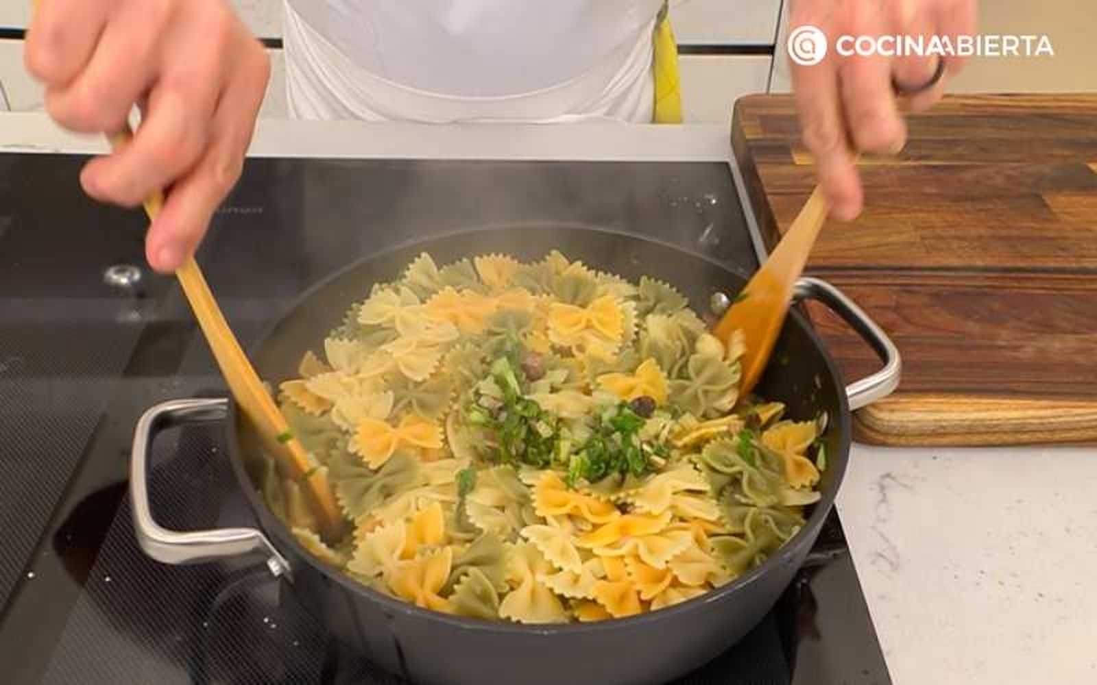 Mezcla las acelgas con la pasta cocida