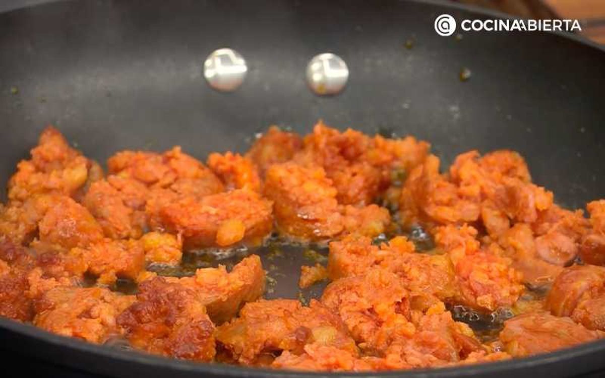 Fríe el chorizo hasta que se dore
