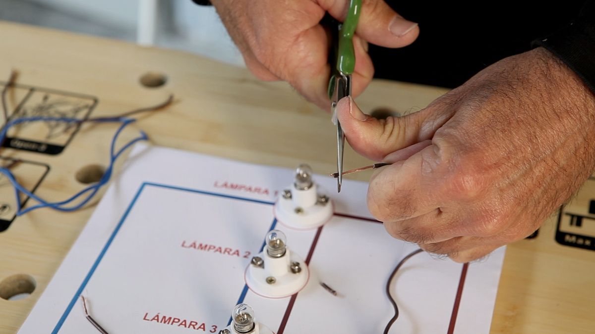 Circuito eléctrico en paralelo paso 3