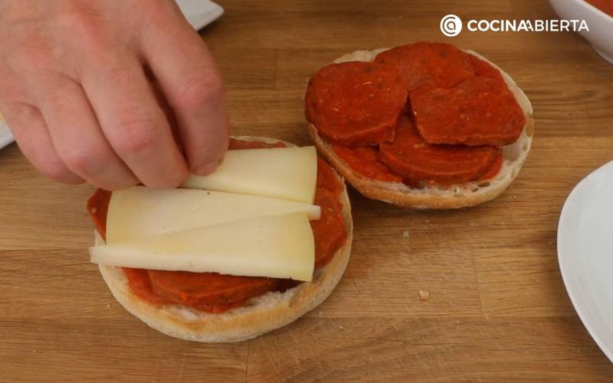 Prepara los paninis de sobrasada y queso