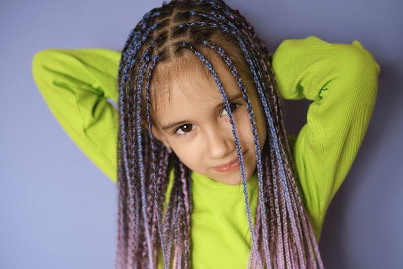 Niña con trenzas de hilo