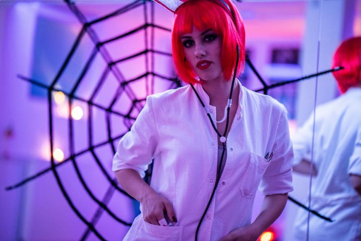 Una simple bata blanca manchada con sangre falsa es perfecta para disfrazarte de enfermera en Halloween