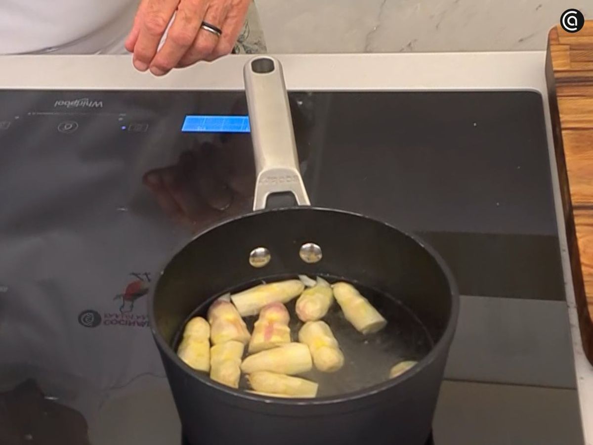 Cuece las puntas de los espárragos blancos