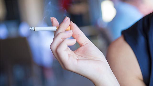 unas amarillas por esmalte como evitarlo tabaco