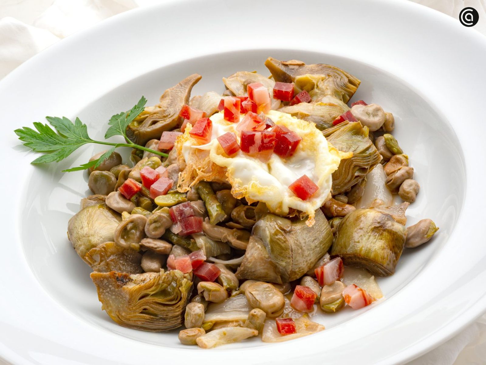 Deliciosa menestra de habitas con huevo frito y dados de jamón