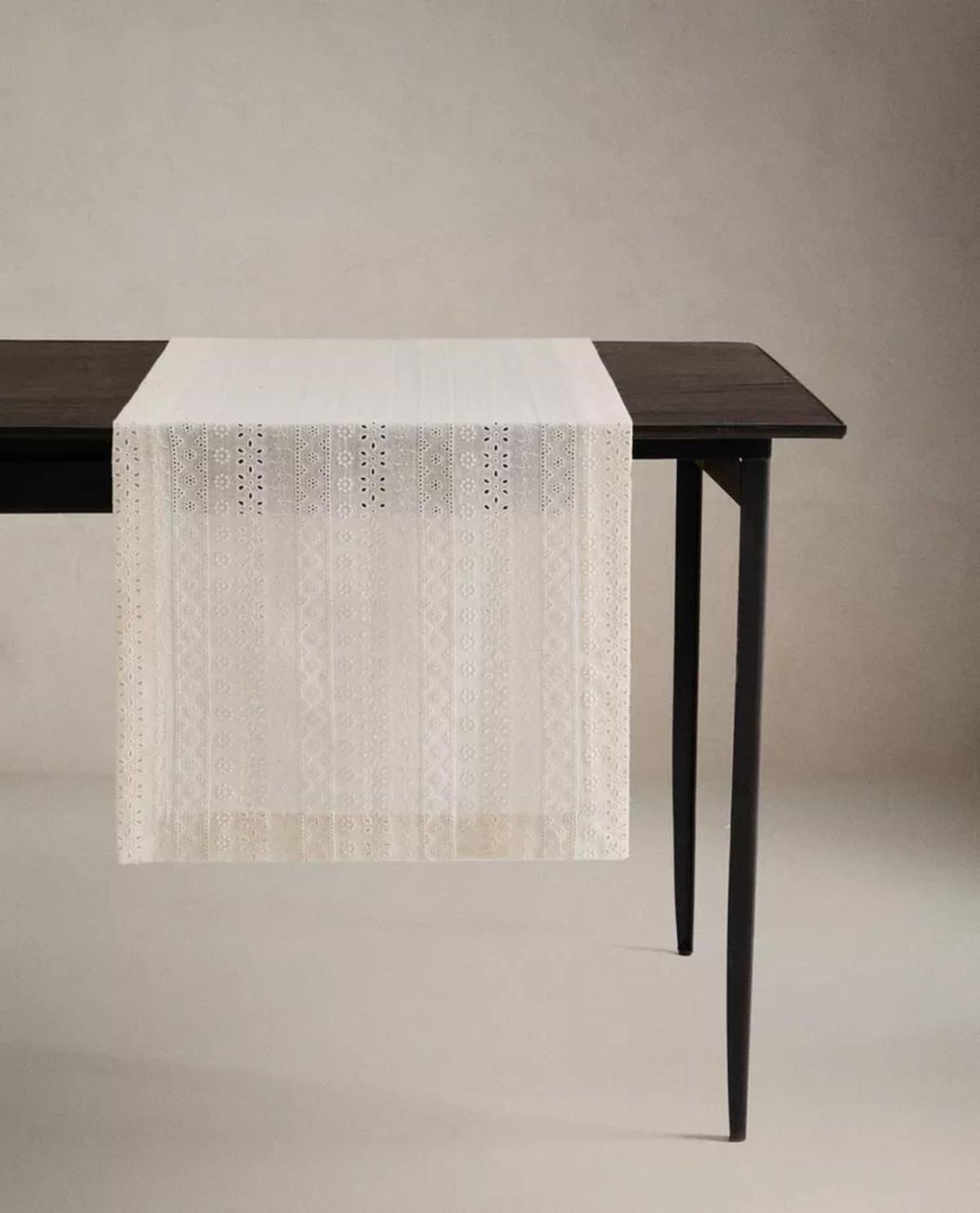 Camino de mesa bordado elegante.