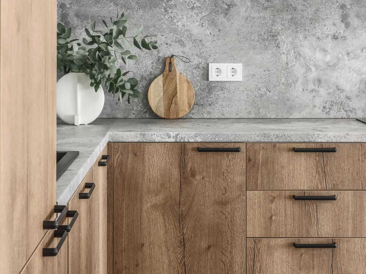 Cocina rústica con encimera gris.