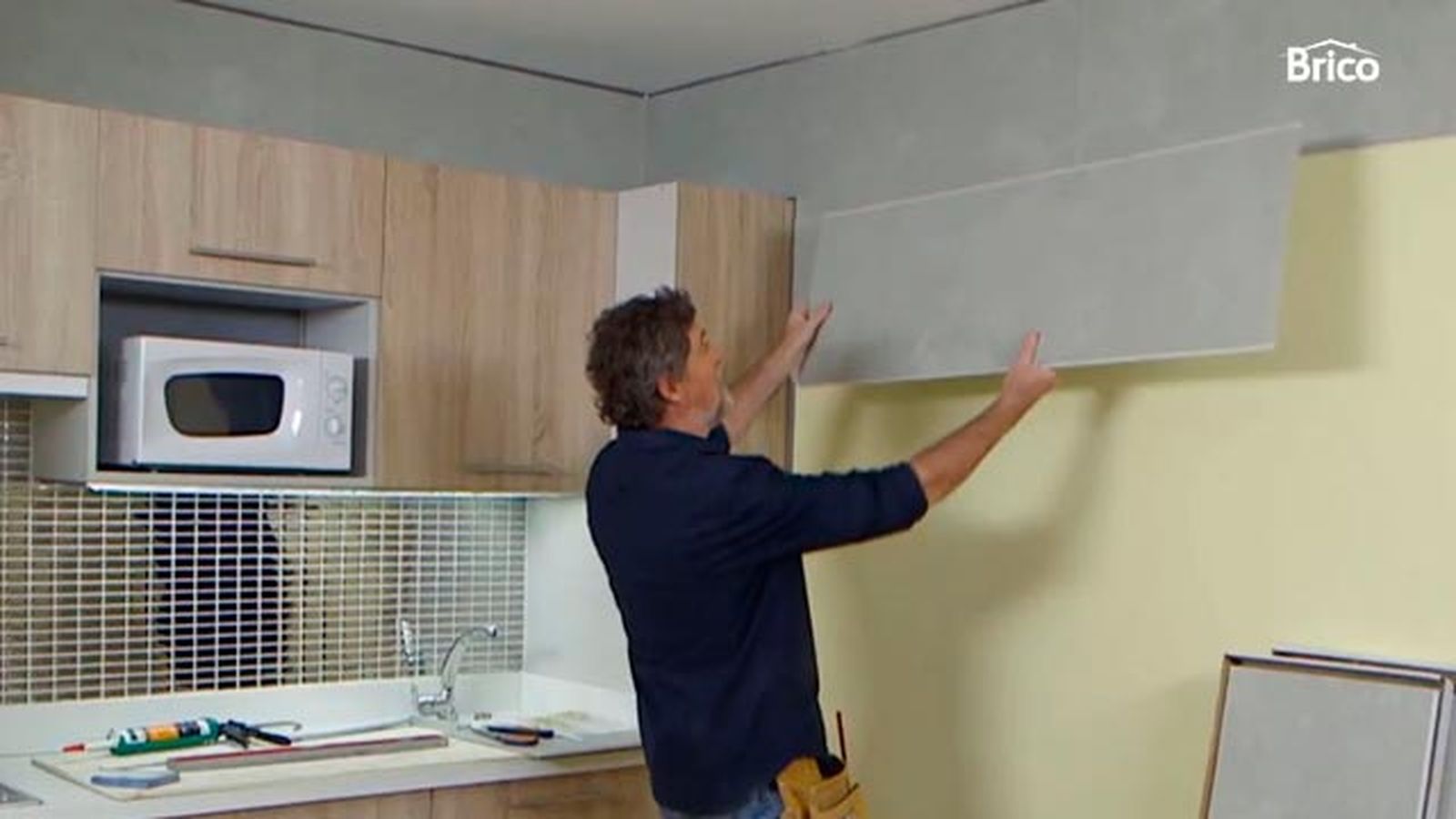 Cómo colocar revestimiento de pared de PVC paso 7