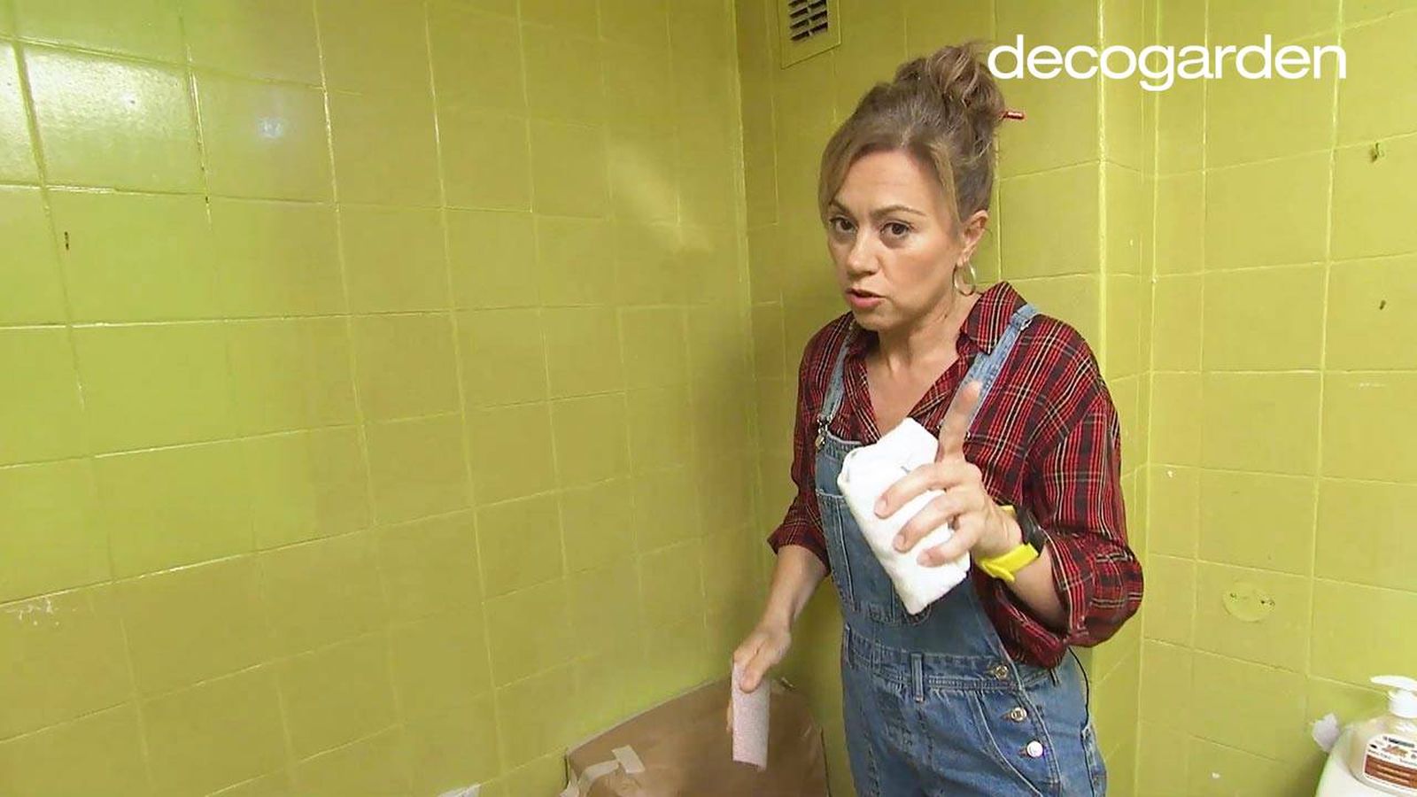 Yolanda Alzola, presentadora de Decogarden, en el proceso de pintar los azulejos.