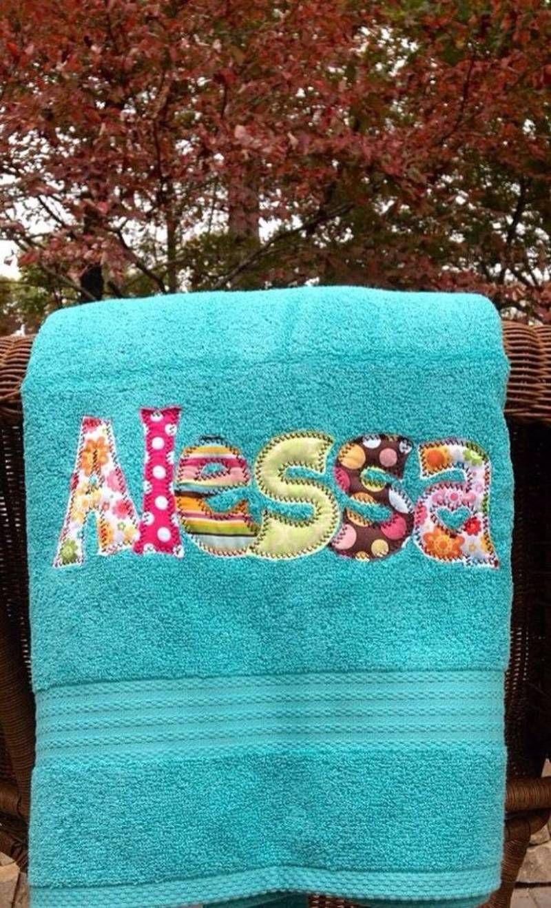 Toalla con nombre con letras patchwork.