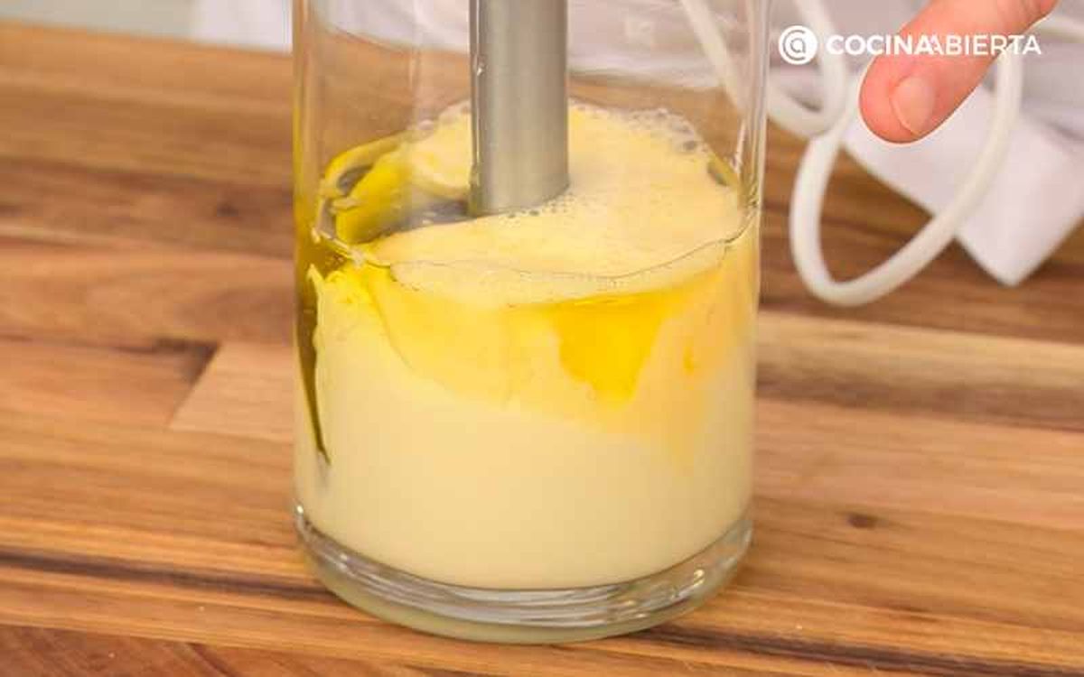 Prepara mahonesa de ajo