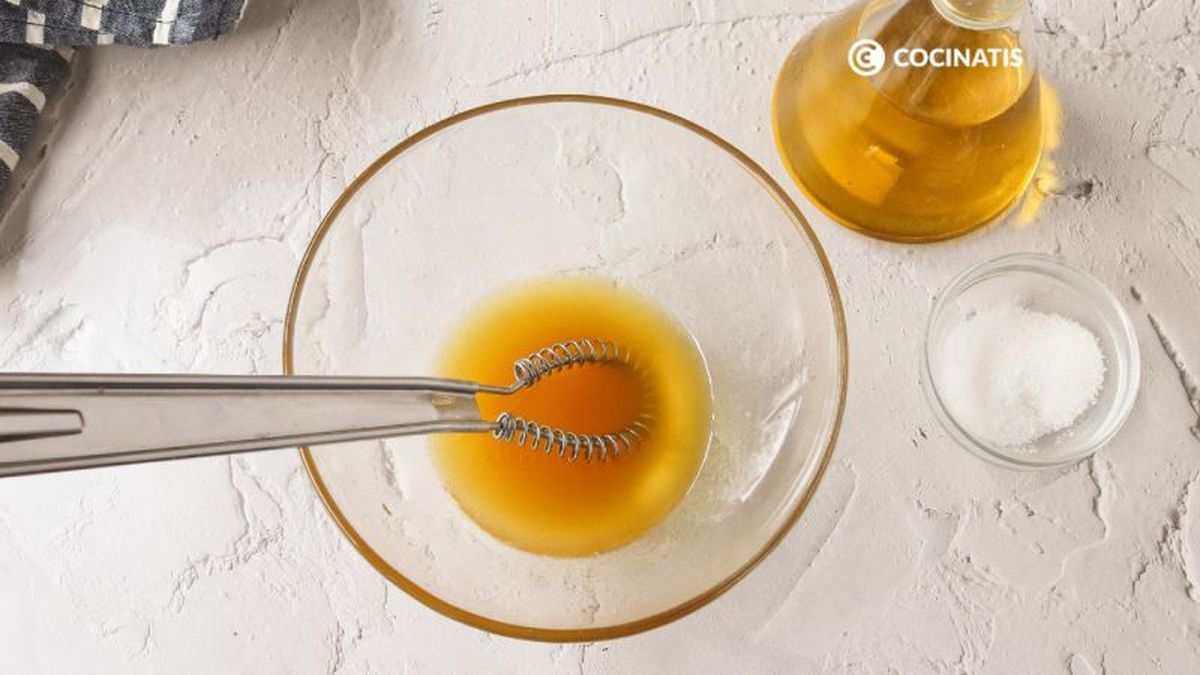 Preparamos la vinagreta para la ensalada