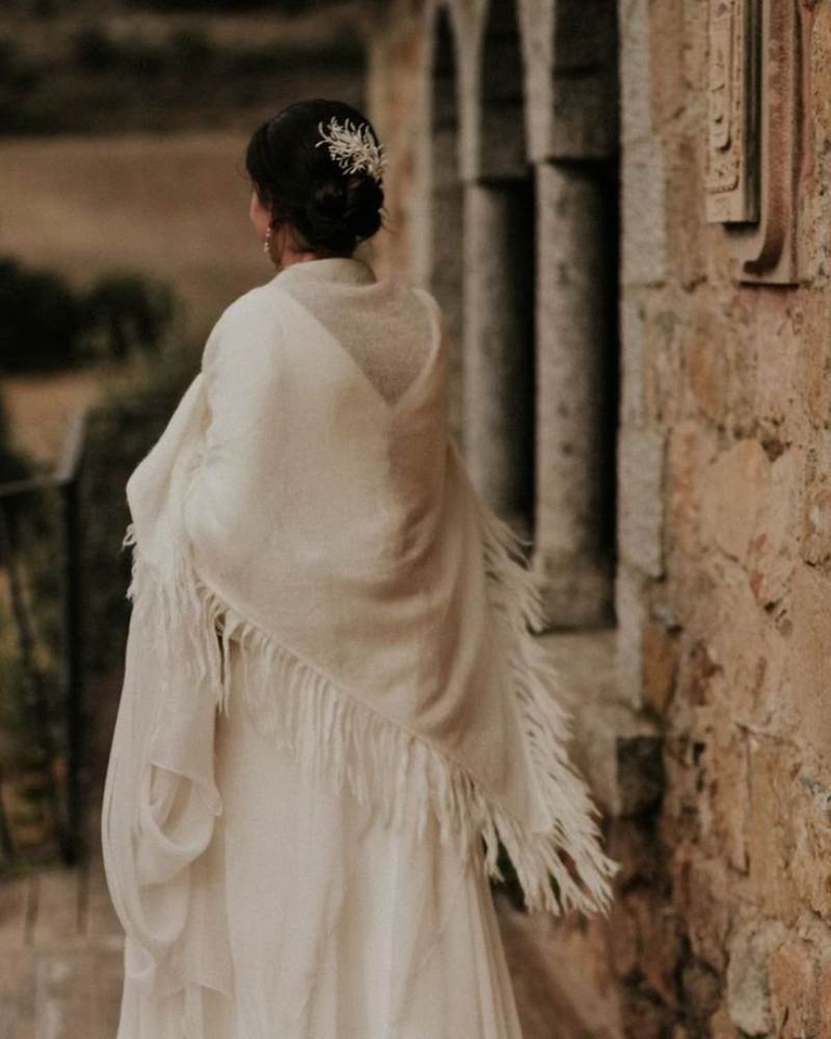 Un mantón o una pashmina de lana abrigan y pueden dar mucho juego a una novia de invierno