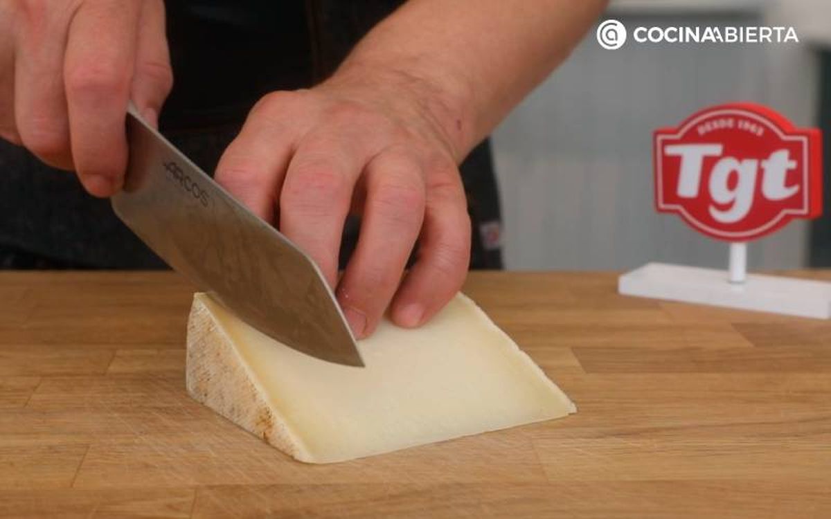 Corta en cuñas el queso de oveja Ronkari de TGT