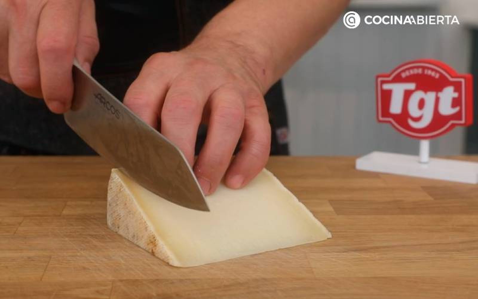 Corta en cuñas el queso de oveja Ronkari de TGT