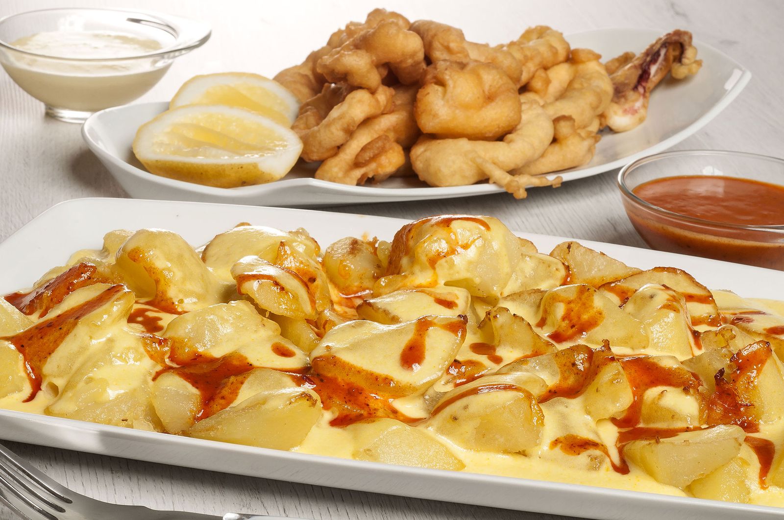 1877 Patatas bravas y calamares fritos (1061) xl