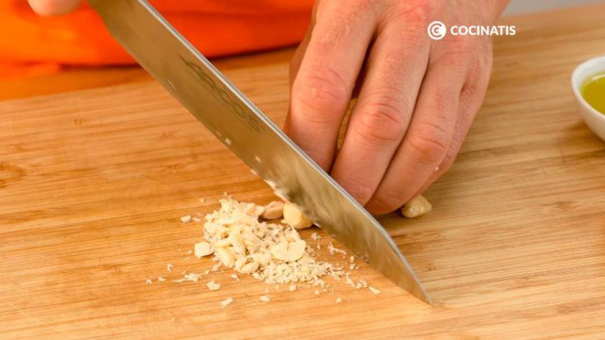 Haz una vinagreta con avellanas picadas, vinagre, sal y aceite de oliva