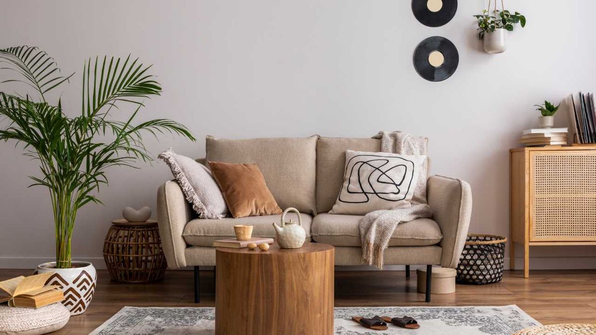 Salón acogedor con complementos minimalistas en beige.