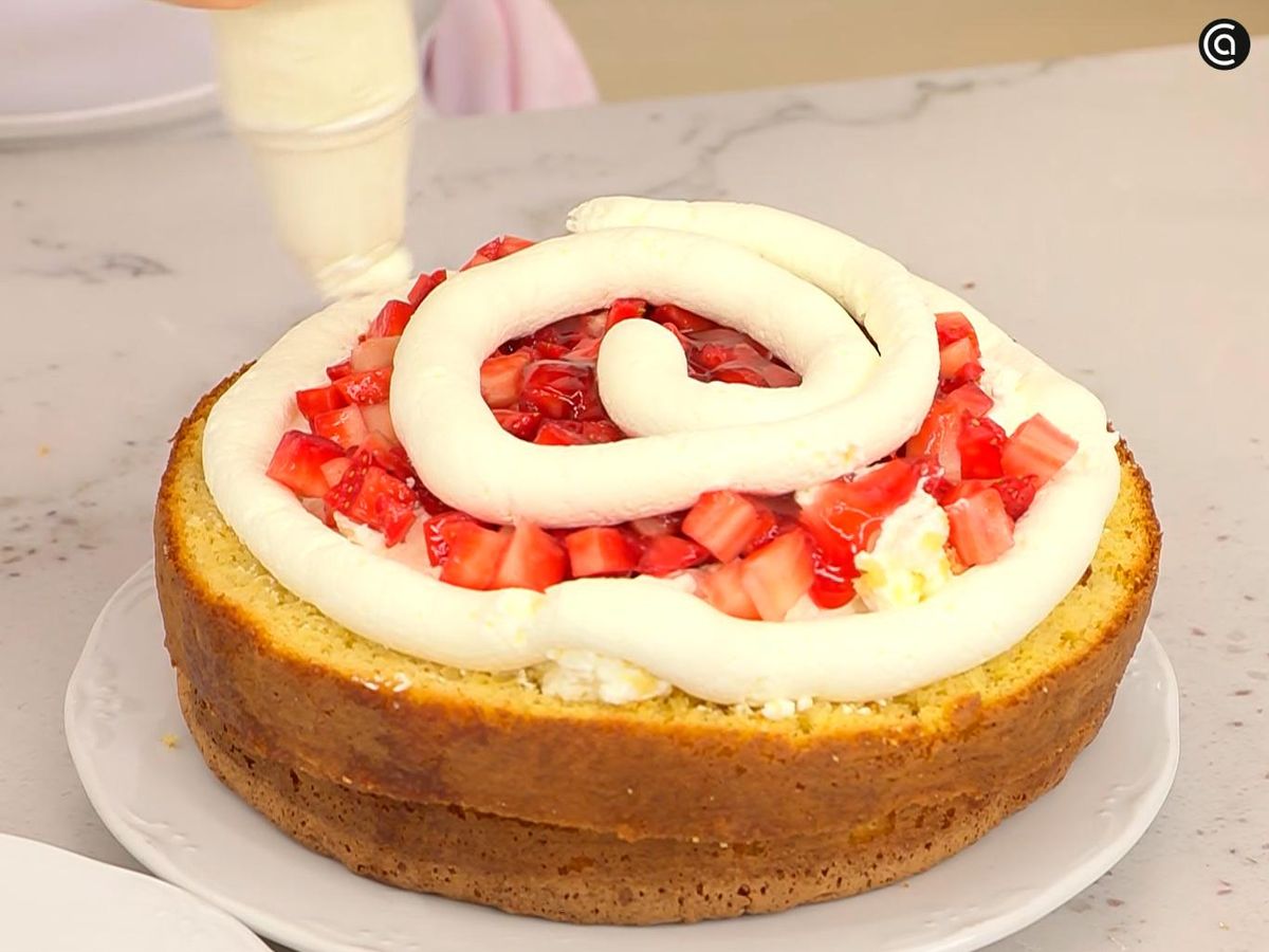 Rellena el bizcocho con fresas y nata