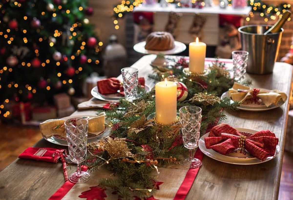 Mesa con decoración navideña tradicional.
