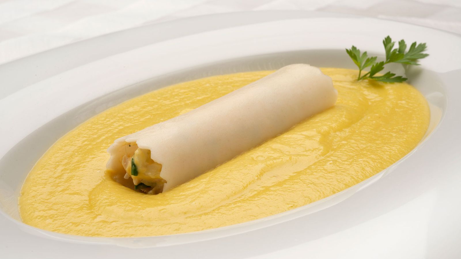 crema fria de mango y calabacin con canelon de bonito xl