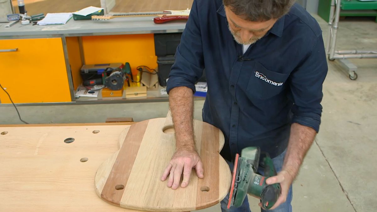Cómo hacer un soporte de madera para la guitarra paso 10