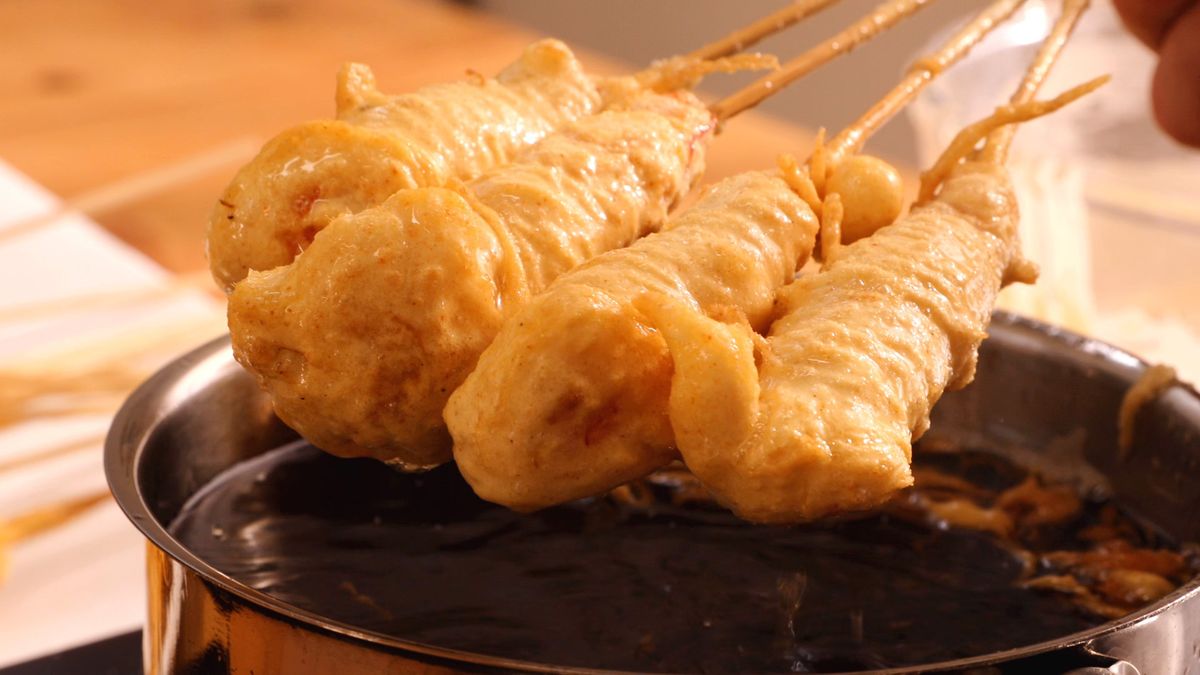 Freír los langostinos en aceite caliente garantiza una tempura crujiente y deliciosa