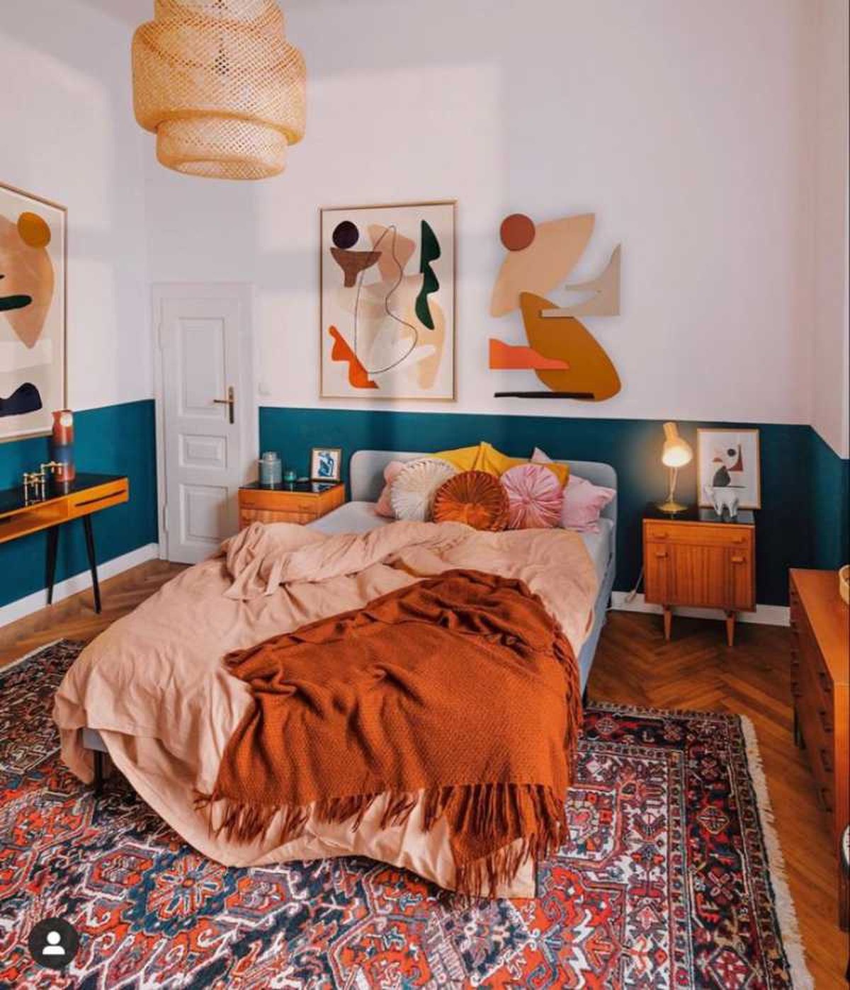 Dormitorio teal and orange.