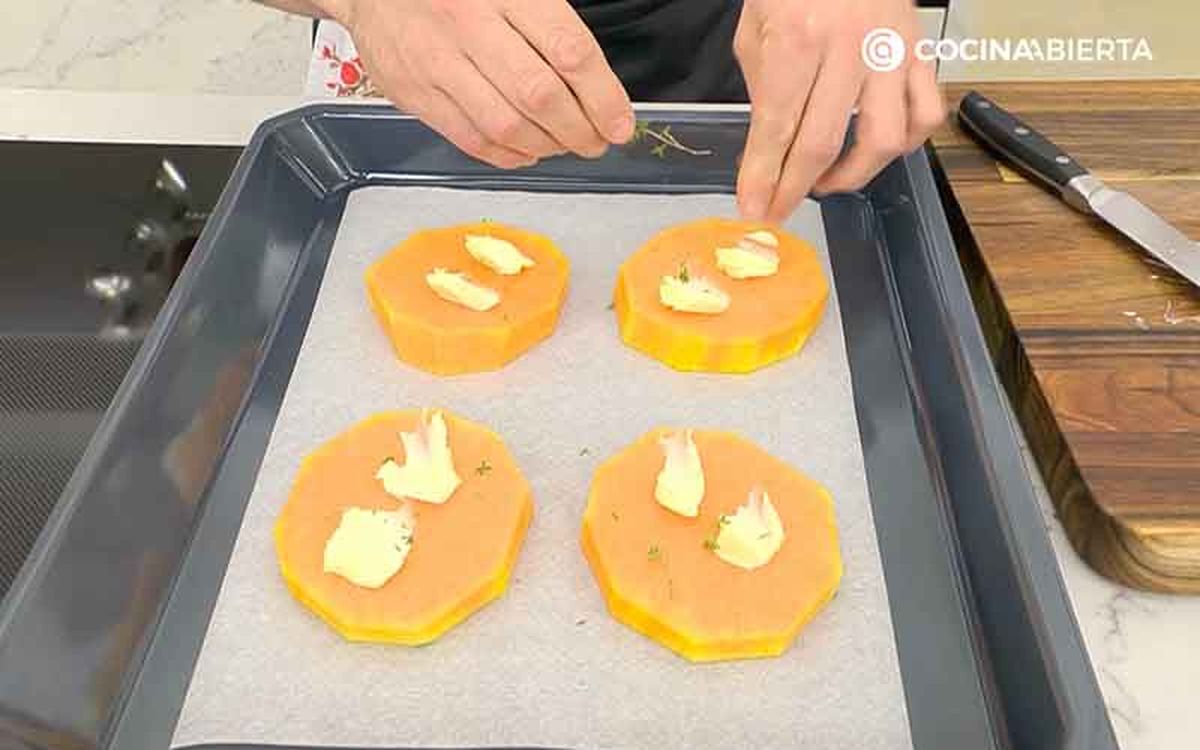 Hornea las rodajas de calabaza con mantequilla