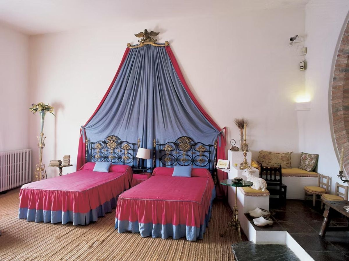 Los dormitorios del hogar del artista en la Costa Brava.