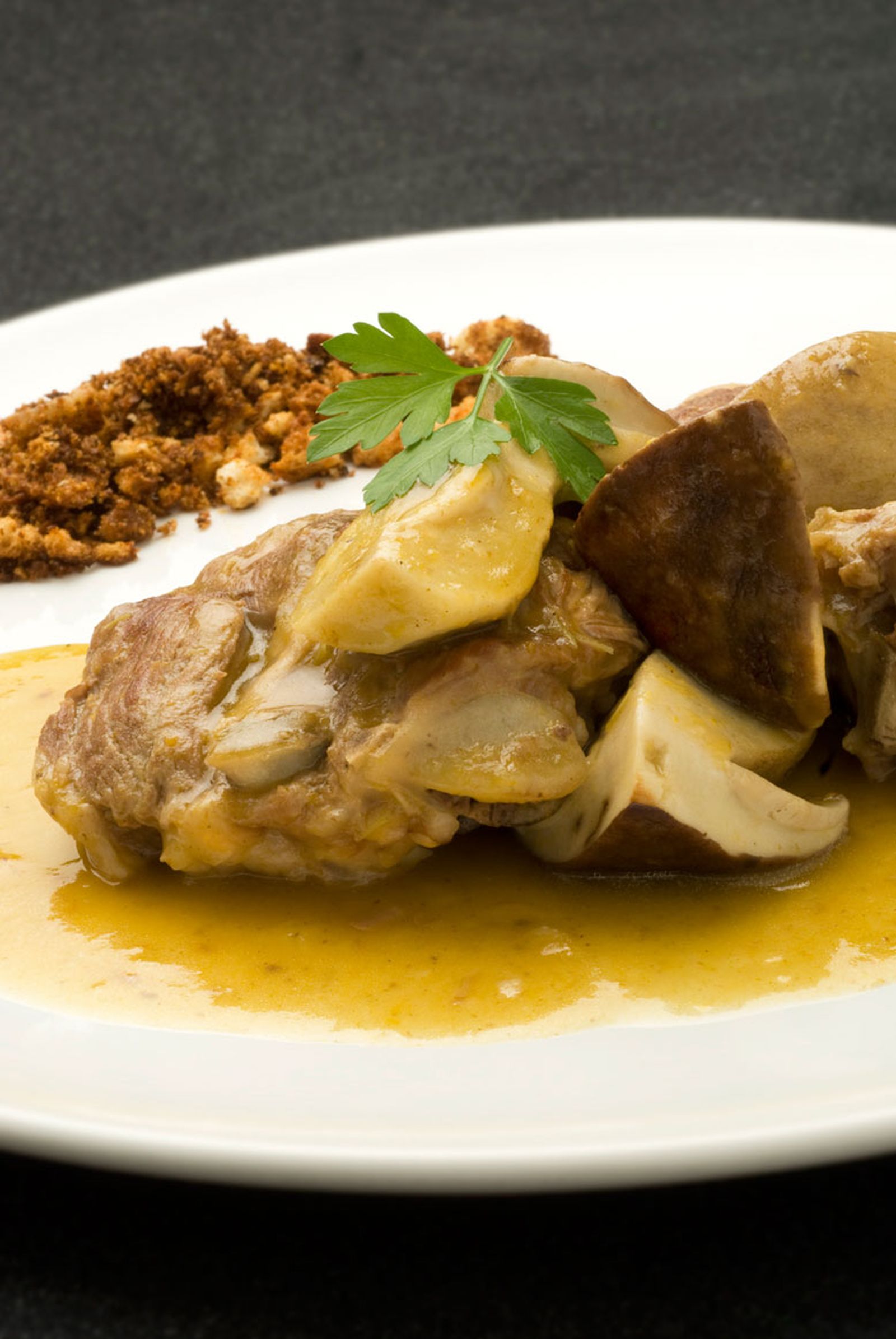 Pierna de cordero guisada con migas