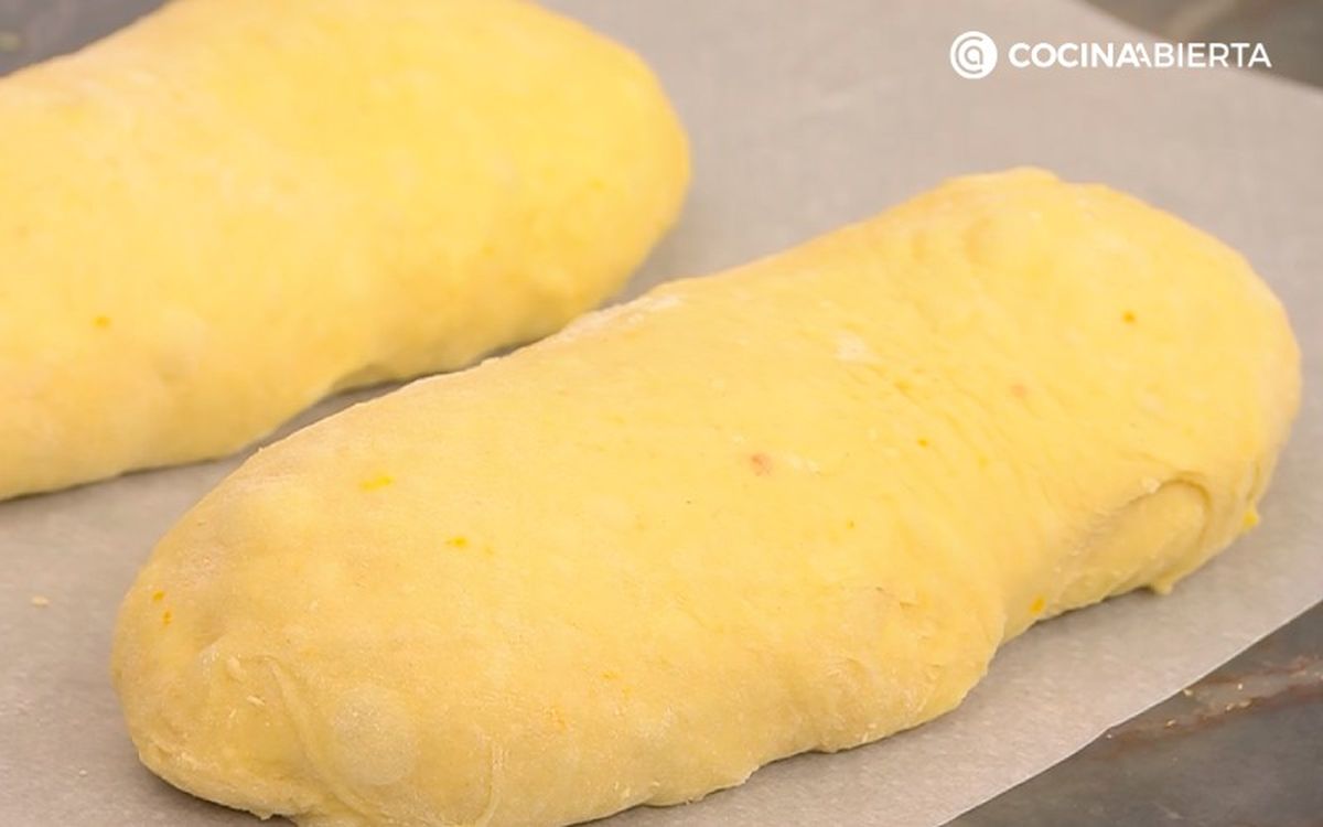 Estira cada porción de masa en dos etapas para evitar que se rompan