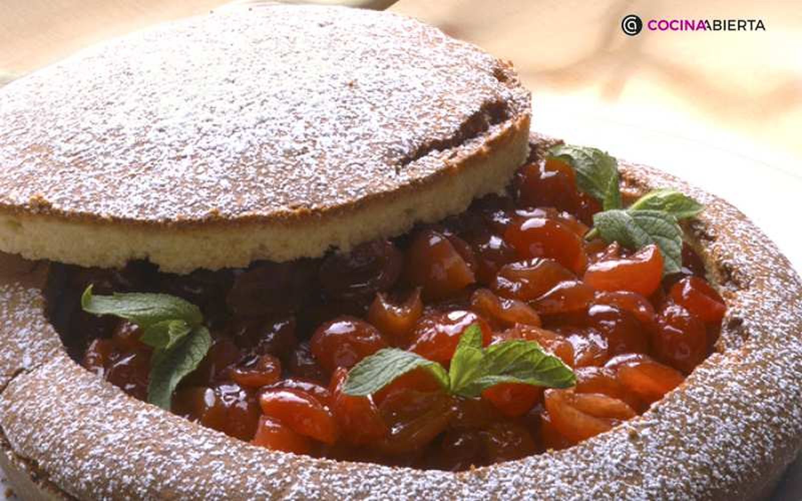 Bizcocho de nata relleno de cerezas, un postre muy vistoso